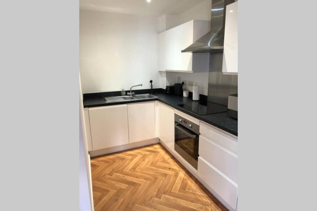 2 Double Beds Or 4 Singles, 2 Bathrooms, Free Parking, Smart Tv'S, Close To Gunwharf Quays, Beach & Historic Dockyard Portsmouth Ngoại thất bức ảnh